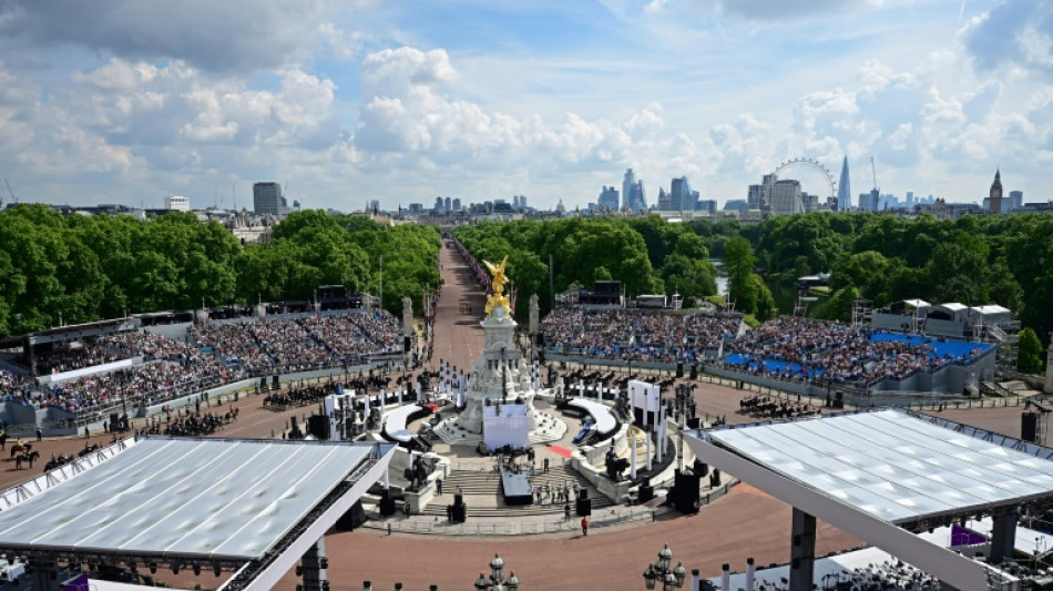 Au palais de Buckingham, la foule venue en masse pour un événement "historique"