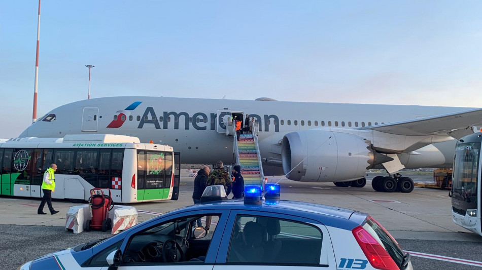 Allarme bomba, controlli negativi sull'aereo a Fiumicino