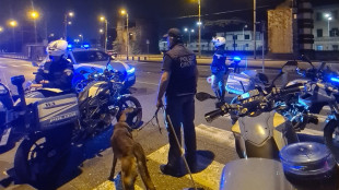 A Napoli si lancia da auto in corsa per sfuggire ad abusi