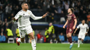 Real Madrid elimina City (3-1) com hat-trick de Mbappé e vai às oitavas da Champions