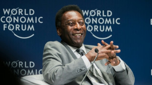 Pelé hospitalizado de nuevo para seguir tratamiento contra el cáncer