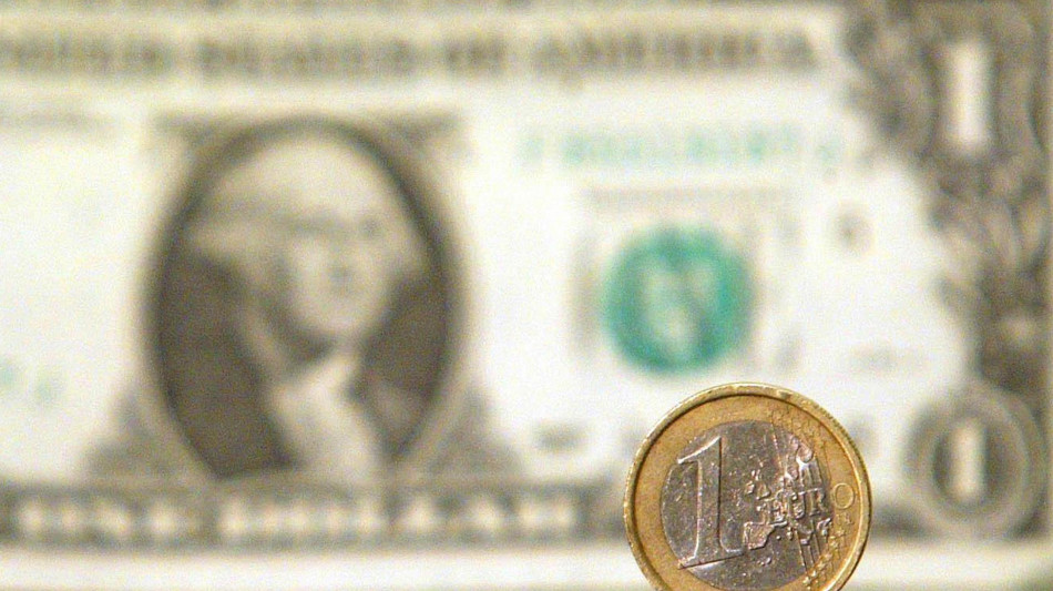 L'euro è in calo a 1,0458 sul dollaro, dopo la Bce