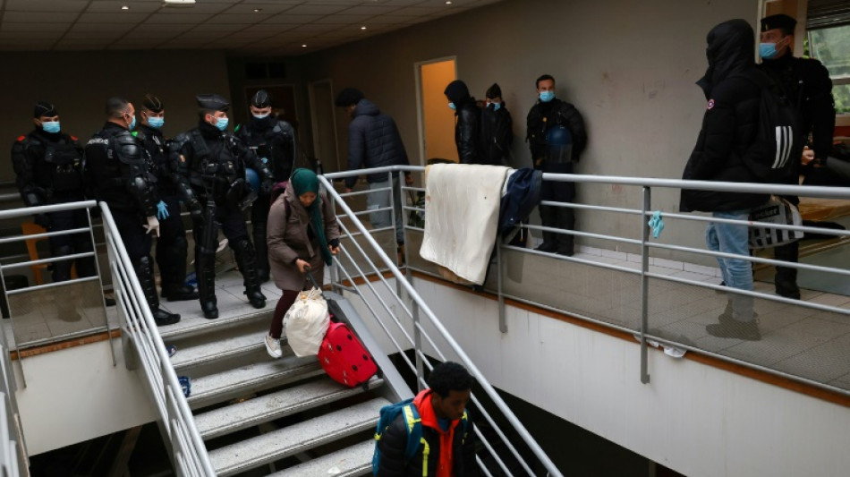 Centenas de migrantes expulsos de edifício abandonado nos arredores de Paris