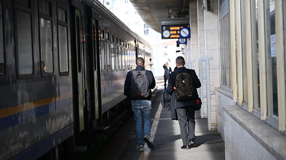 Catena da bici sulla linea dei treni in Veneto, indagini