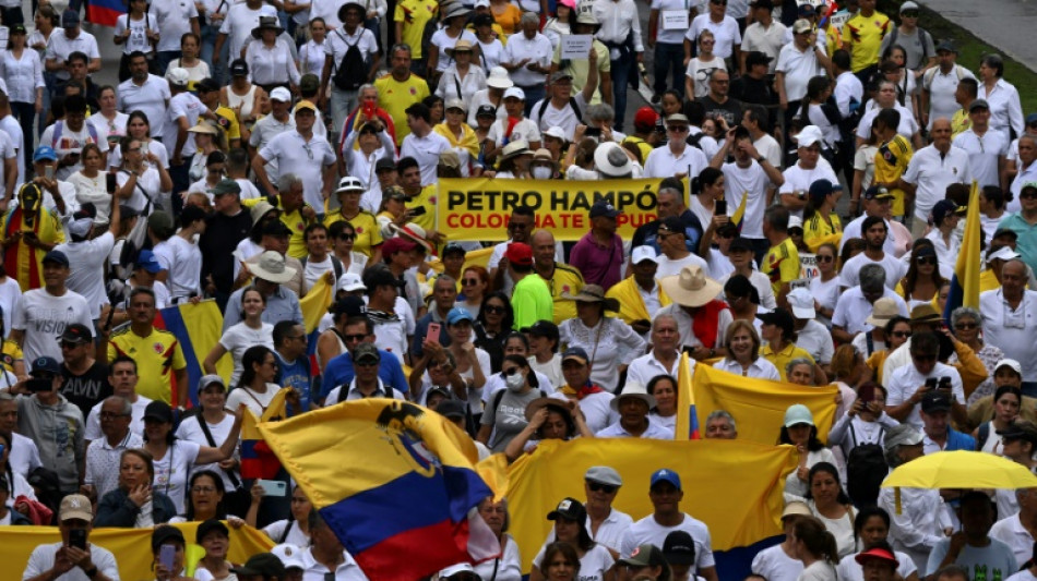 Colombie: des centaines de milliers de personnes manifestent contre Petro
