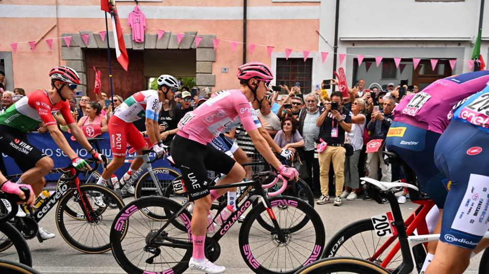 Giro: gruppo maglia rosa arriva con 16' di ritardo da Vendrame