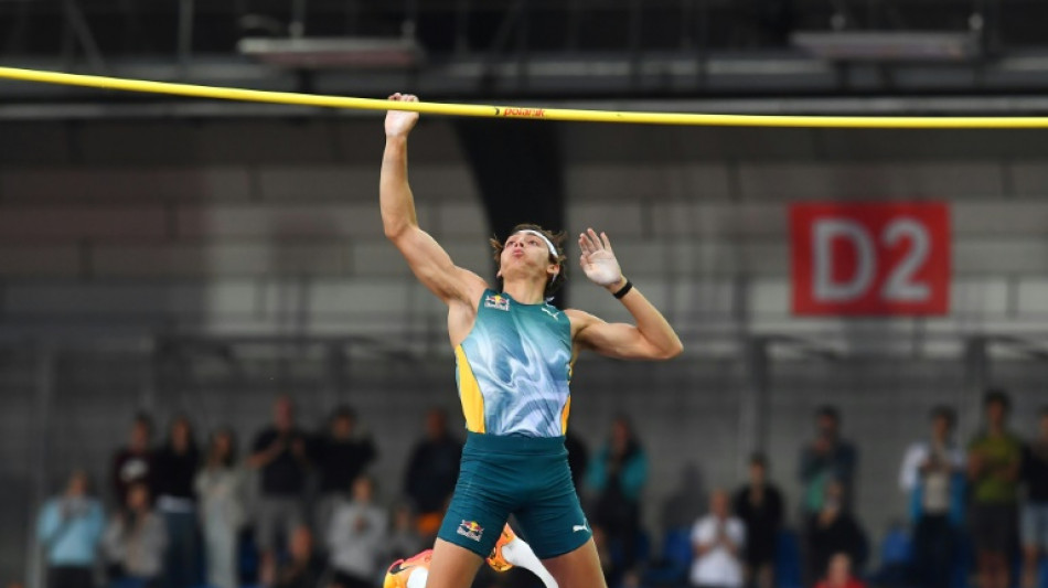 Athlétisme: le perchiste Armand Duplantis franchit six mètres à Ostrava