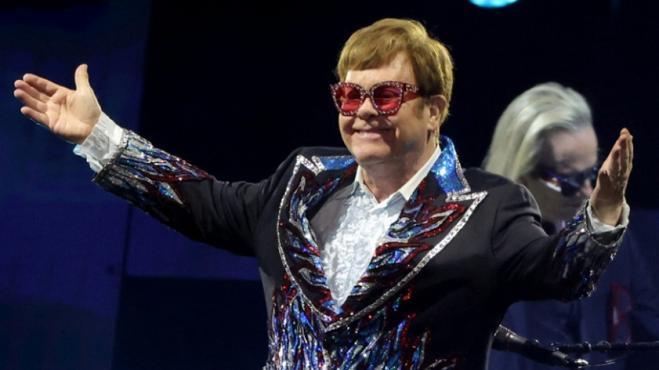 Elton John afirma que não conseguiu ver seu musical por causa de infecção no olho