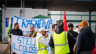 Continua presidio operai davanti alla Stellantis di Pomigliano