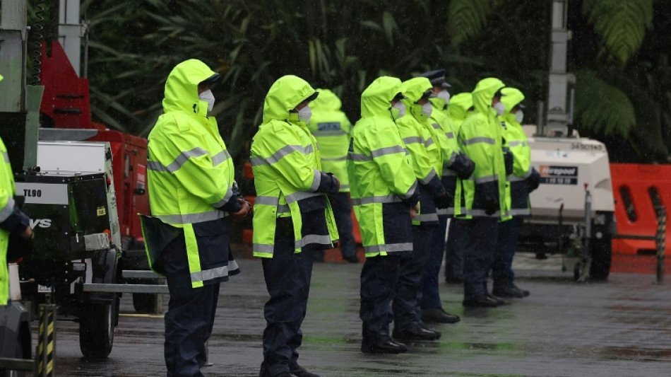 Mit "Macarena" und Sprinklern gegen Impfpflicht-Gegner in Neuseeland