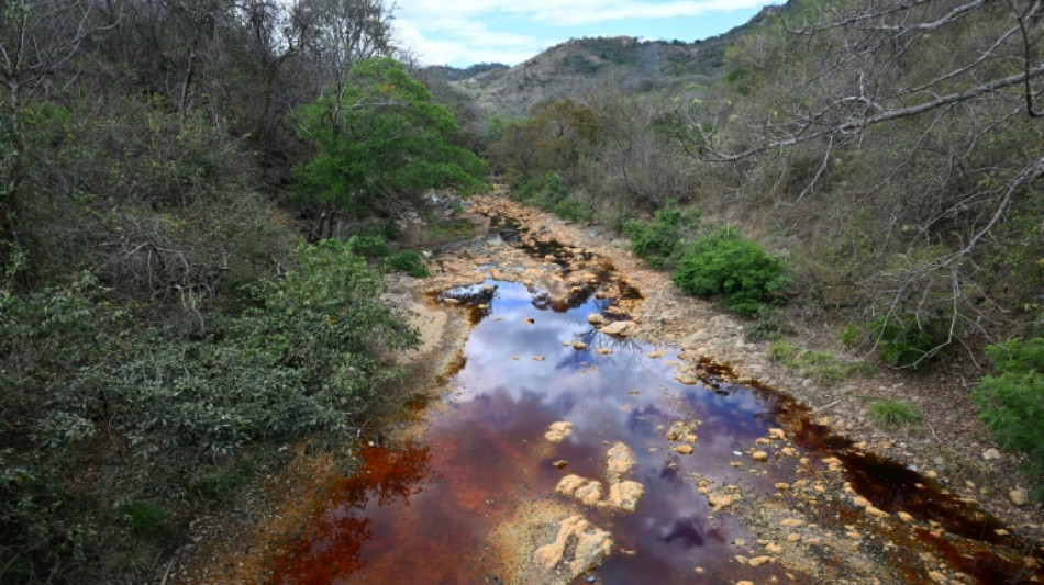 Rio poluído alimenta temores após retorno da mineração em El Salvador