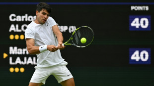 Alcaraz se emplea a fondo en su estreno en Wimbledon, Sabalenka baja