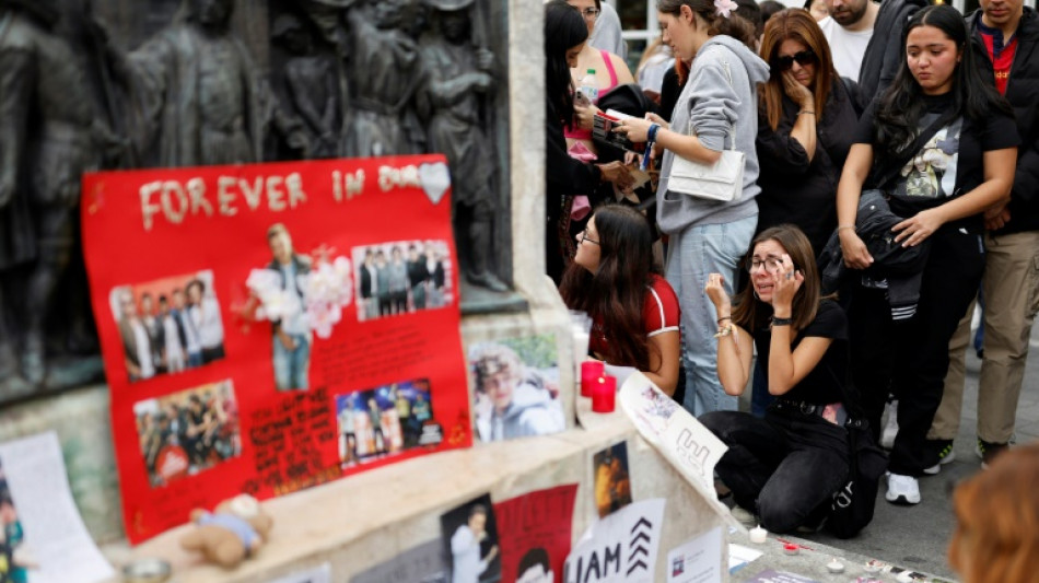 A Paris, l'hommage de fans au chanteur Liam Payne qui a marqué leur enfance