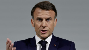 Campanha de Macron contra 'extremos' ameaça rachar direita na França