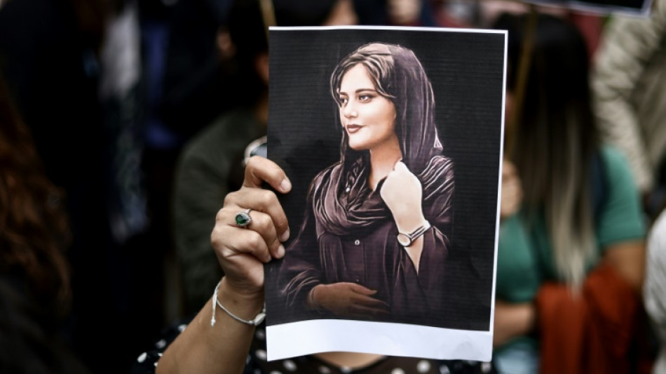 Manifestantes se congregan frente a tumba de Mahsa Amini en Irán pese a amenazas