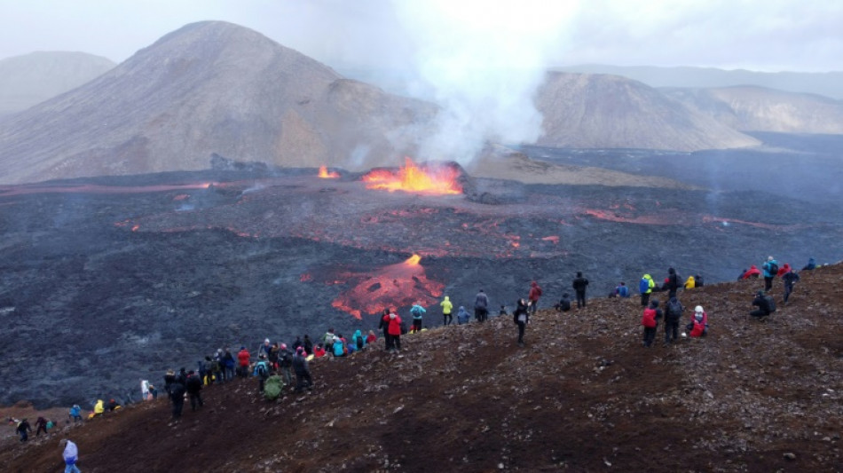 Miles de curiosos siguen de cerca la erupción de un volcán en Islandia