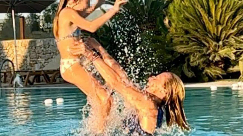 Meloni posta foto in piscina, 'buon Ferragosto a tutti!'