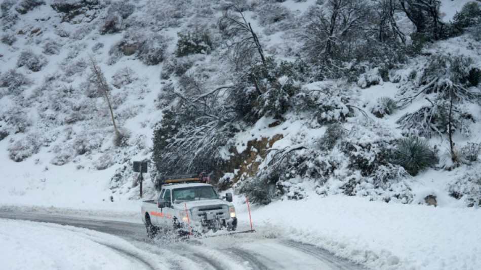 Fuertes nevadas cubren el sur de California