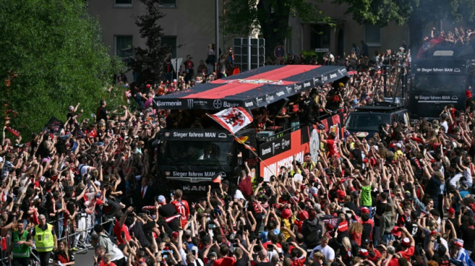Allemagne: accueil triomphal pour les joueurs de Leverkusen, après le doublé Coupe/Championnat
