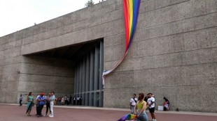 Bandeira do arco-íris é recolocada em prédio de governo no México após protestos