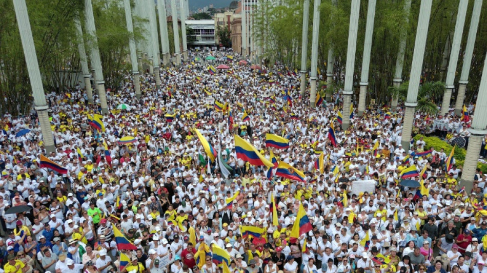 Cientos de miles protestaron en Colombia en la mayor manifestación contra Petro
