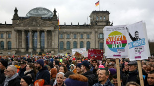 Aktivisten organisieren Lichtermeer gegen rechts und für Demokratie in Berlin