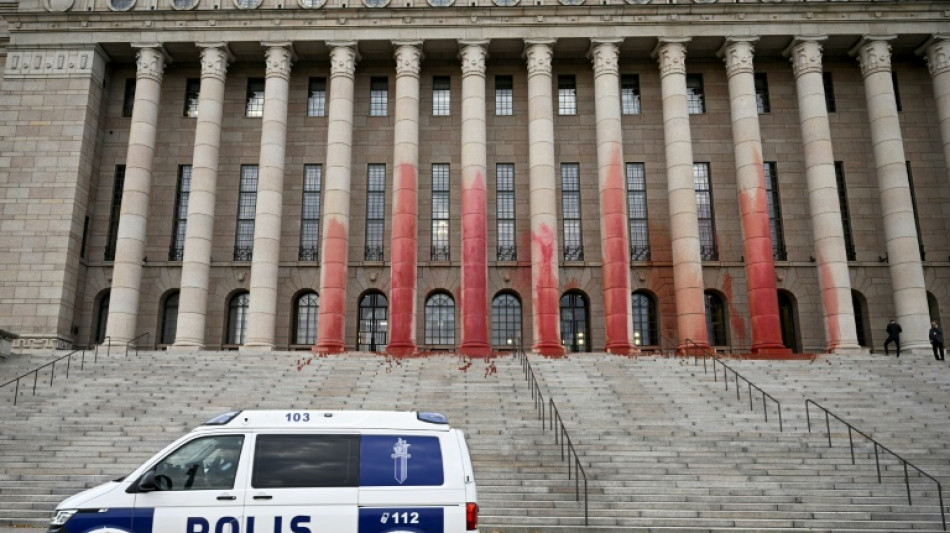 Umweltaktivisten beschmieren finnisches Parlamentsgebäude mit roter Farbe