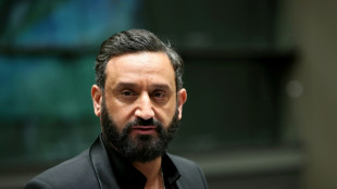 Une affiche d'Hanouna sème le trouble jusque dans les rangs insoumis