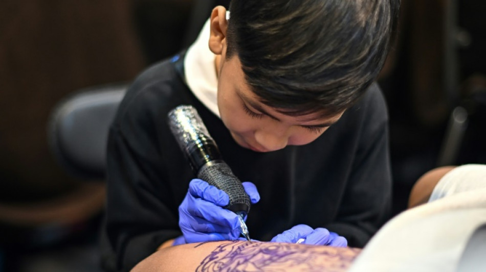 Un tatuador de nueve años asombra en Tailandia