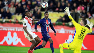 Foot: le PSG, solide leader de L1, en renversant Monaco sur un fil