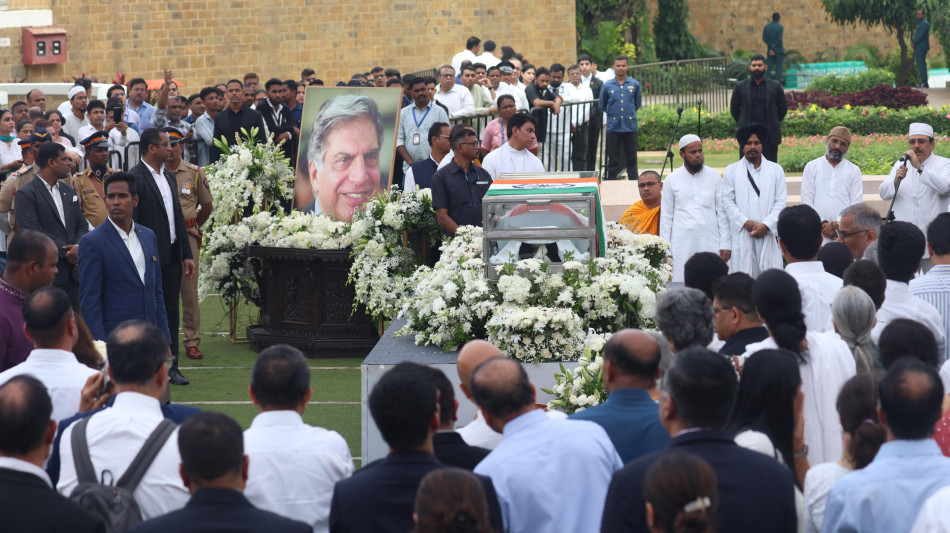 India, funerali di Stato per il magnate Ratan Tata