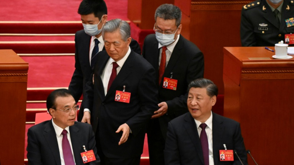 El expresidente Hu Jintao es escoltado fuera del Congreso del PC chino