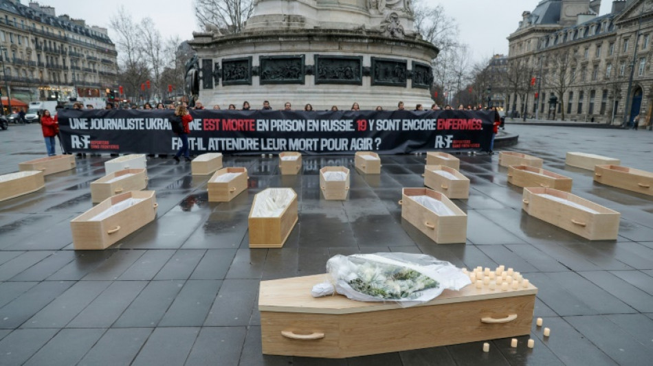 Des cercueils en plein Paris pour alerter sur le sort des journalistes ukrainiens