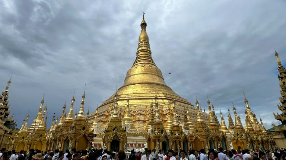 Thousands mark Buddha's birthday at Myanmmar's Shwedagon pagoda