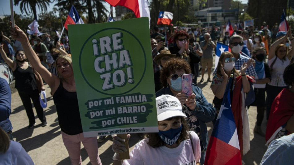 Decenas de personas se manifiestan en Chile por el rechazo de la nueva Constitución