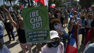 Decenas de personas se manifiestan en Chile por el rechazo de la nueva Constitución