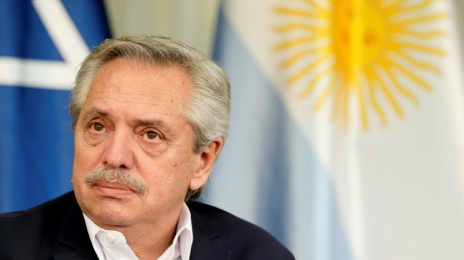 Argentina busca reducir déficit fiscal y acumular reservas, dice Fernández