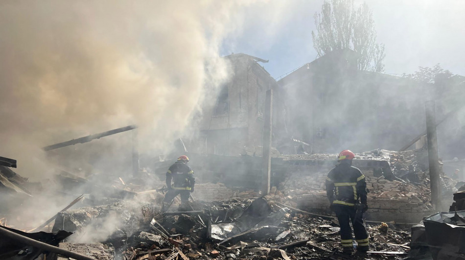 Zelensky, 6 morti e 11 feriti in raid russo su Kryvyj Rih