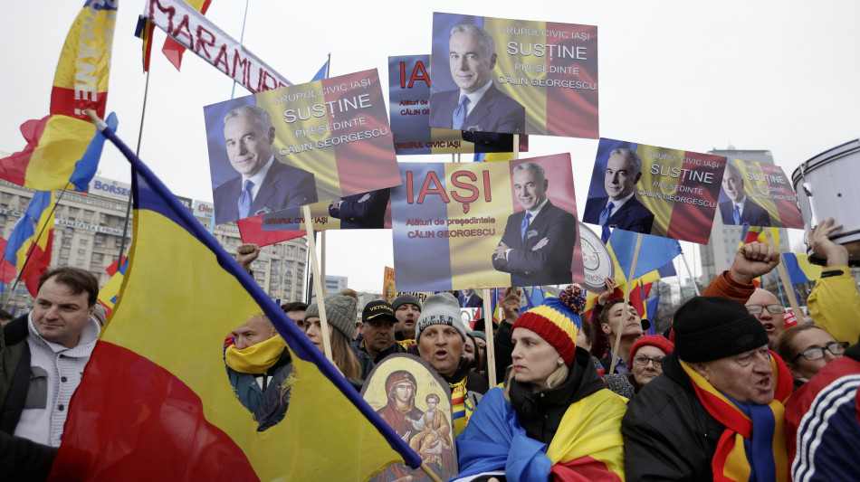 Romania, a Bucarest migliaia in piazza a sostegno di Georgescu