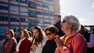 Fiéis mantêm a esperança nos portões do hospital do papa Francisco