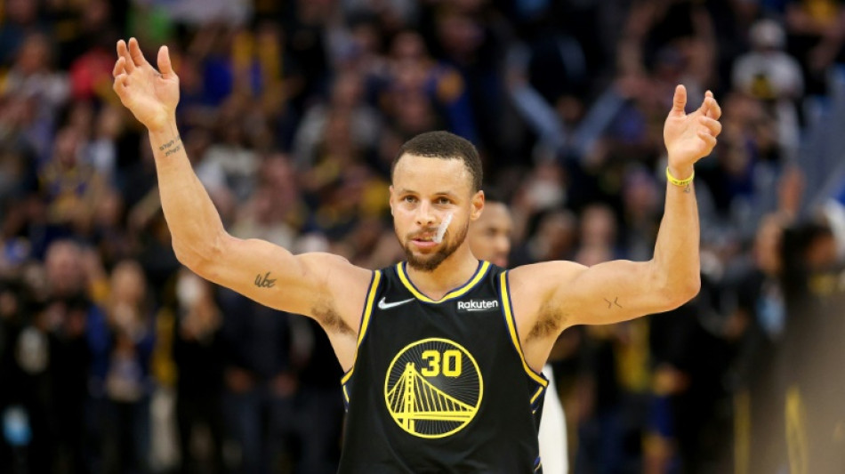 Curry shines as Warriors advance, Bucks rout Bulls in NBA playoffs