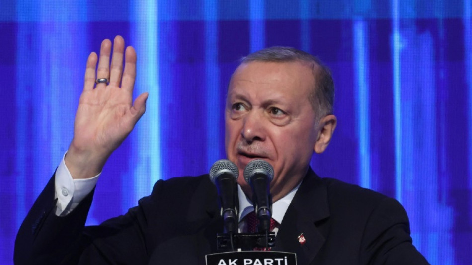 Turquie: Erdogan, malade, contraint à l'arrêt en pleine campagne