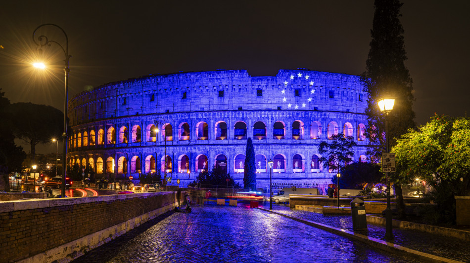 Monumenti illuminati di blu per Giornata dell'Europa