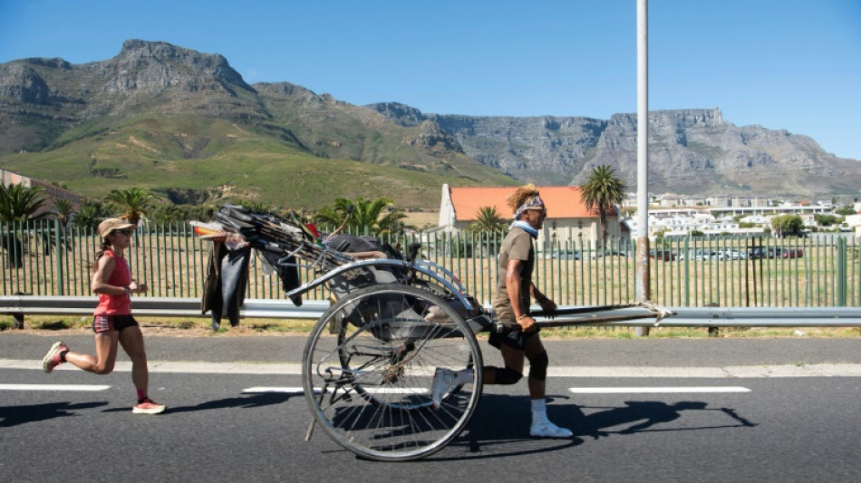 Un Japonais achève en Afrique du Sud un trek de 6.000 km en tirant un rickshaw