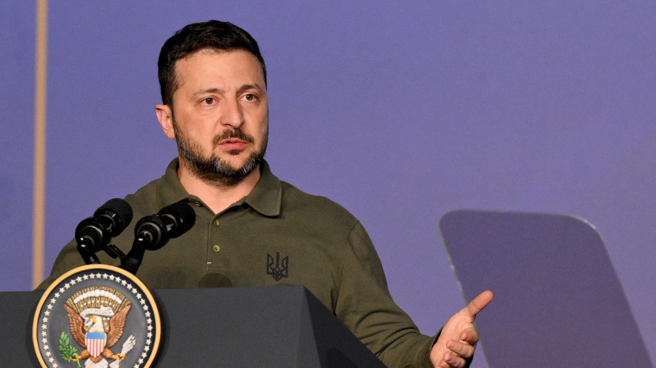 Zelensky, 'Putin è come Hitler, non ci si può fidare'