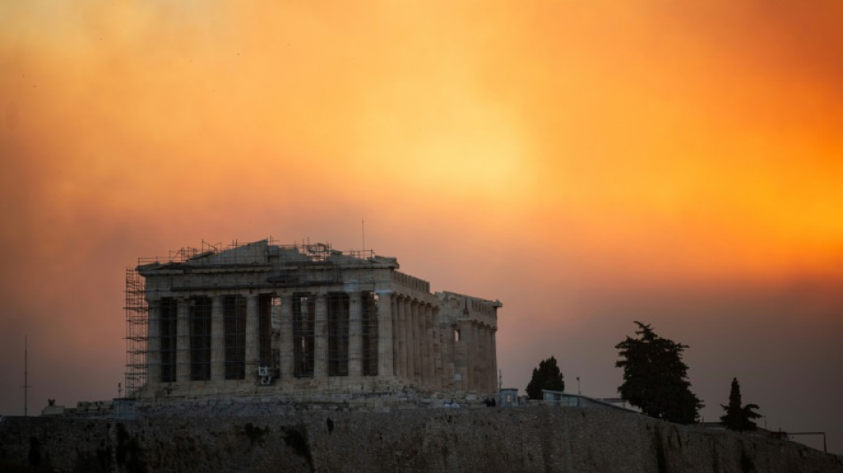 Grèce: les incendies se rapprochent d'Athènes, de nouvelles localités évacuées