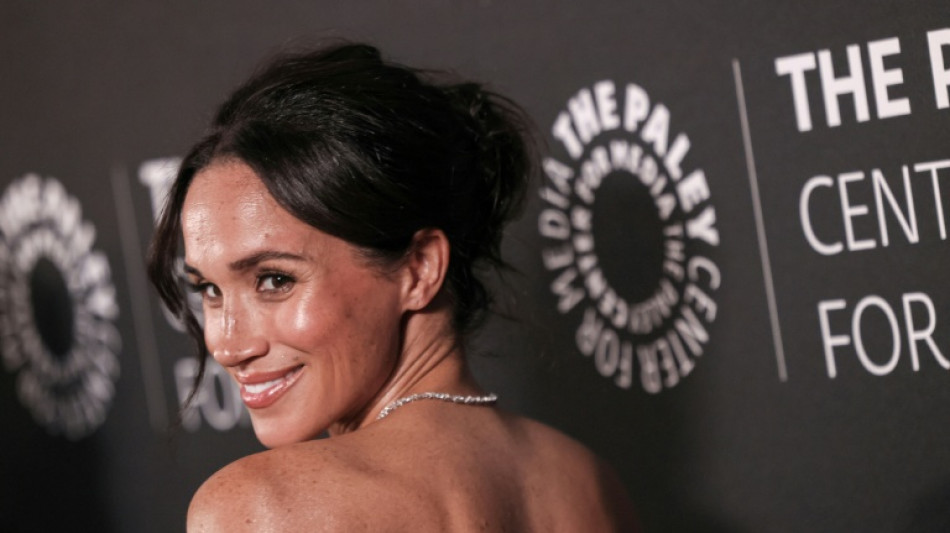 Meghan Markle volta às telas como esposa tradicional