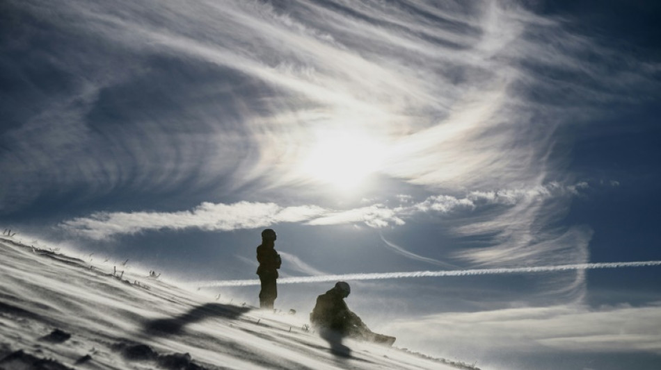 Refugiados afganos recobran la sensación de libertad del snowboard en Francia