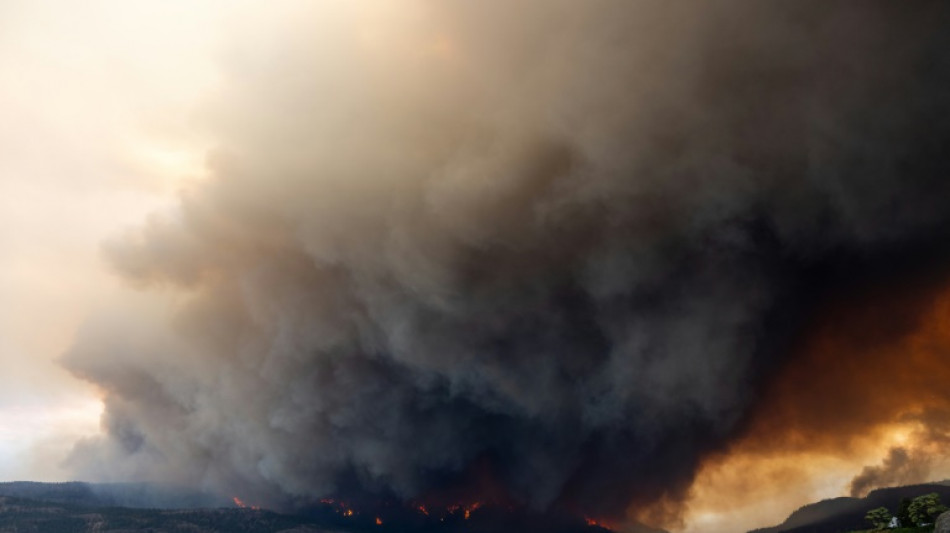 Clima favorable alivia los "apocalípticos" incendios forestales en Canadá