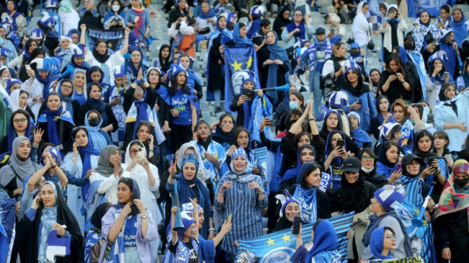 Mulheres poderão assistir a jogos de futebol masculino no Irã